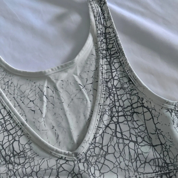 🆕🤍 Lululemon Power Pivot Tank Thread Dye - White Black - Picture 10 of 13